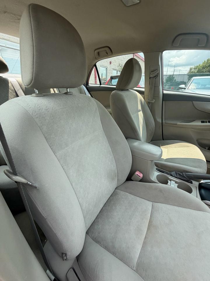 Toyota Corolla 4dr Sdn Auto LE (Natl) 2009