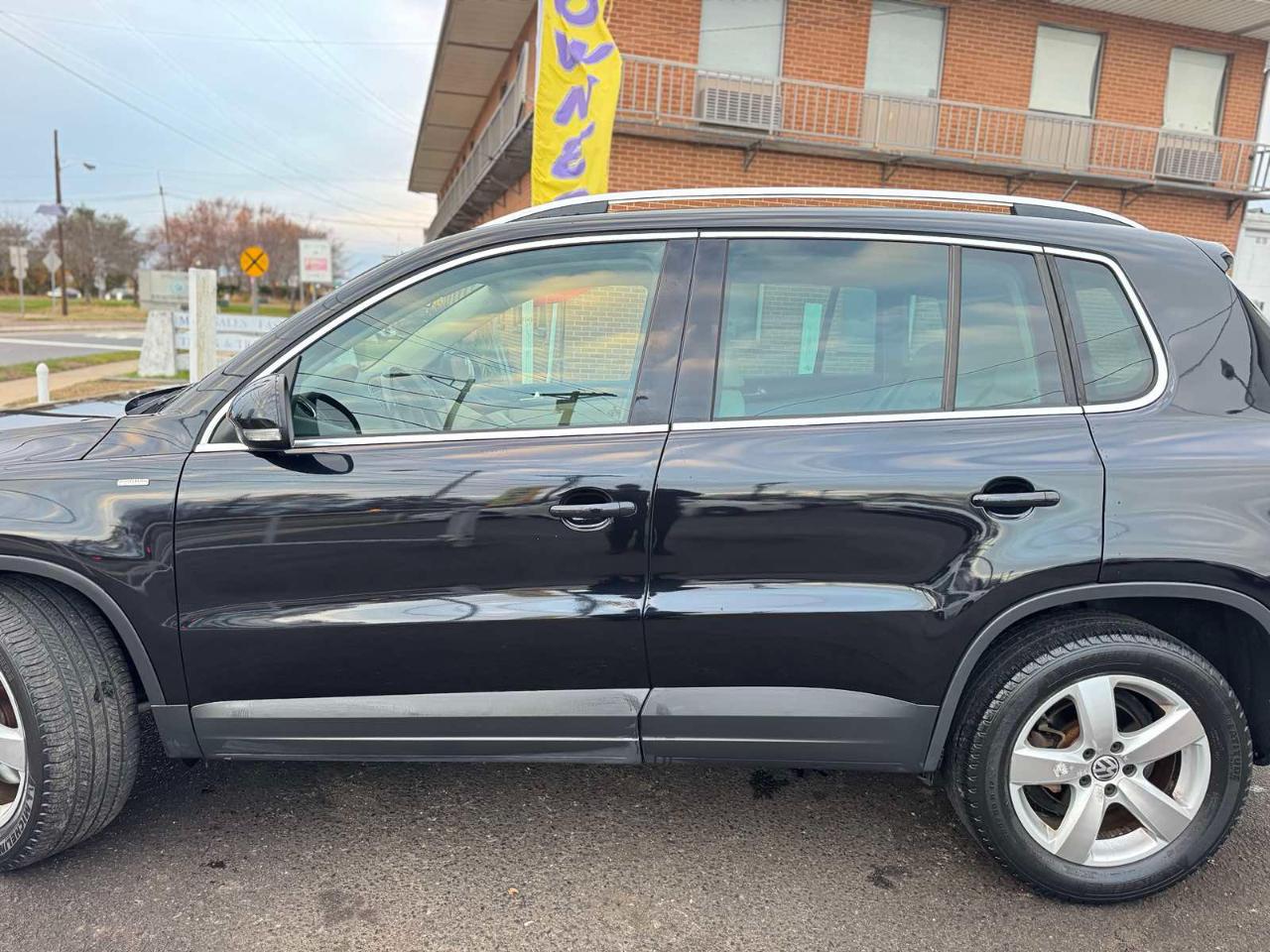 Volkswagen Tiguan FWD 4dr Wolfsburg 2010