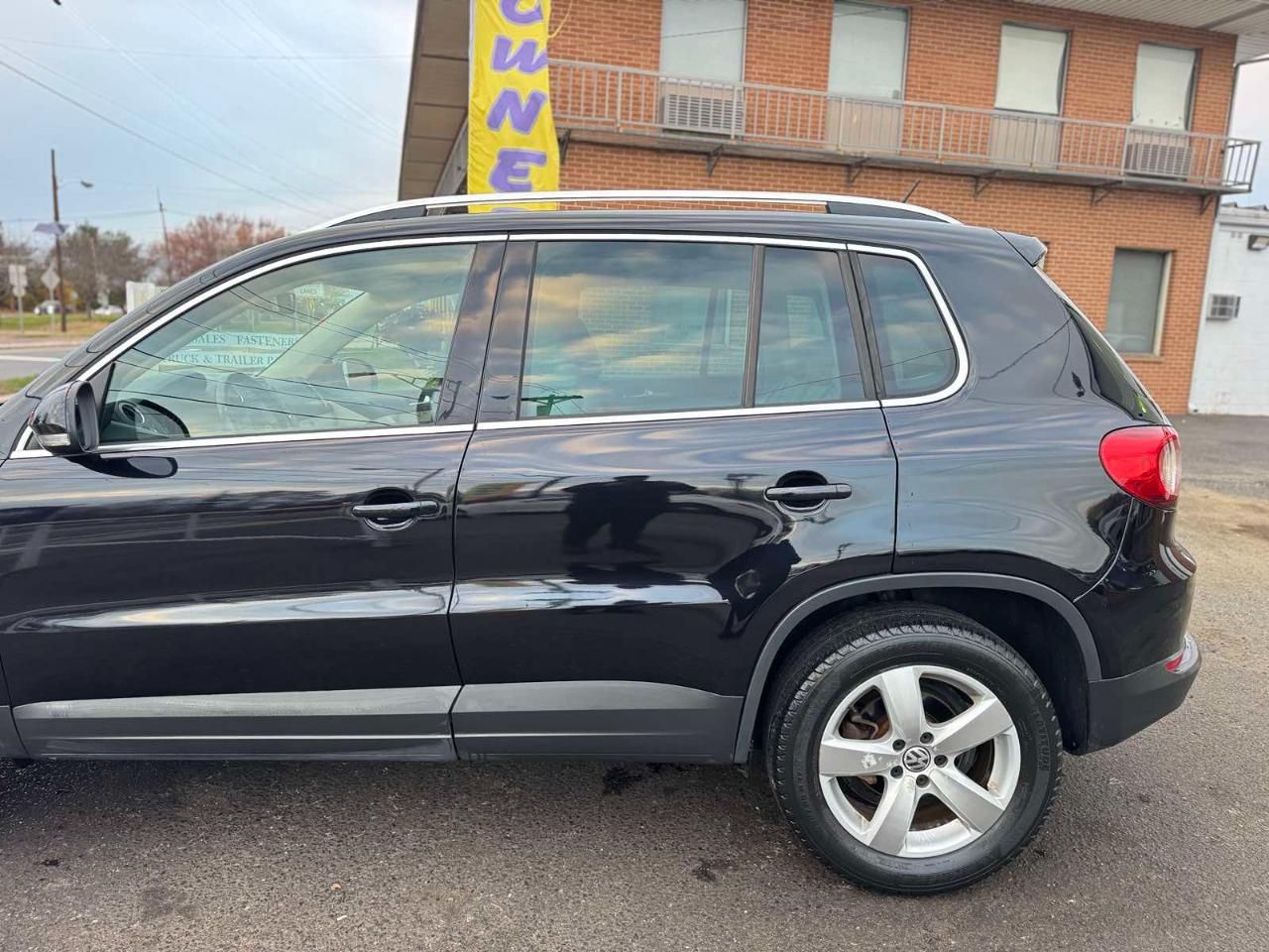 Volkswagen Tiguan FWD 4dr Wolfsburg 2010