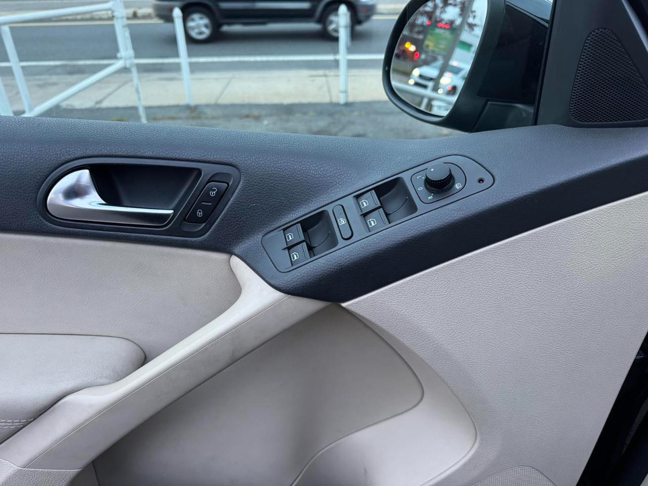 Volkswagen Tiguan FWD 4dr Wolfsburg 2010