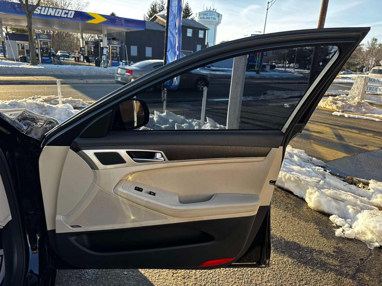 Hyundai Genesis 4dr Sdn V6 3.8L AWD 2016