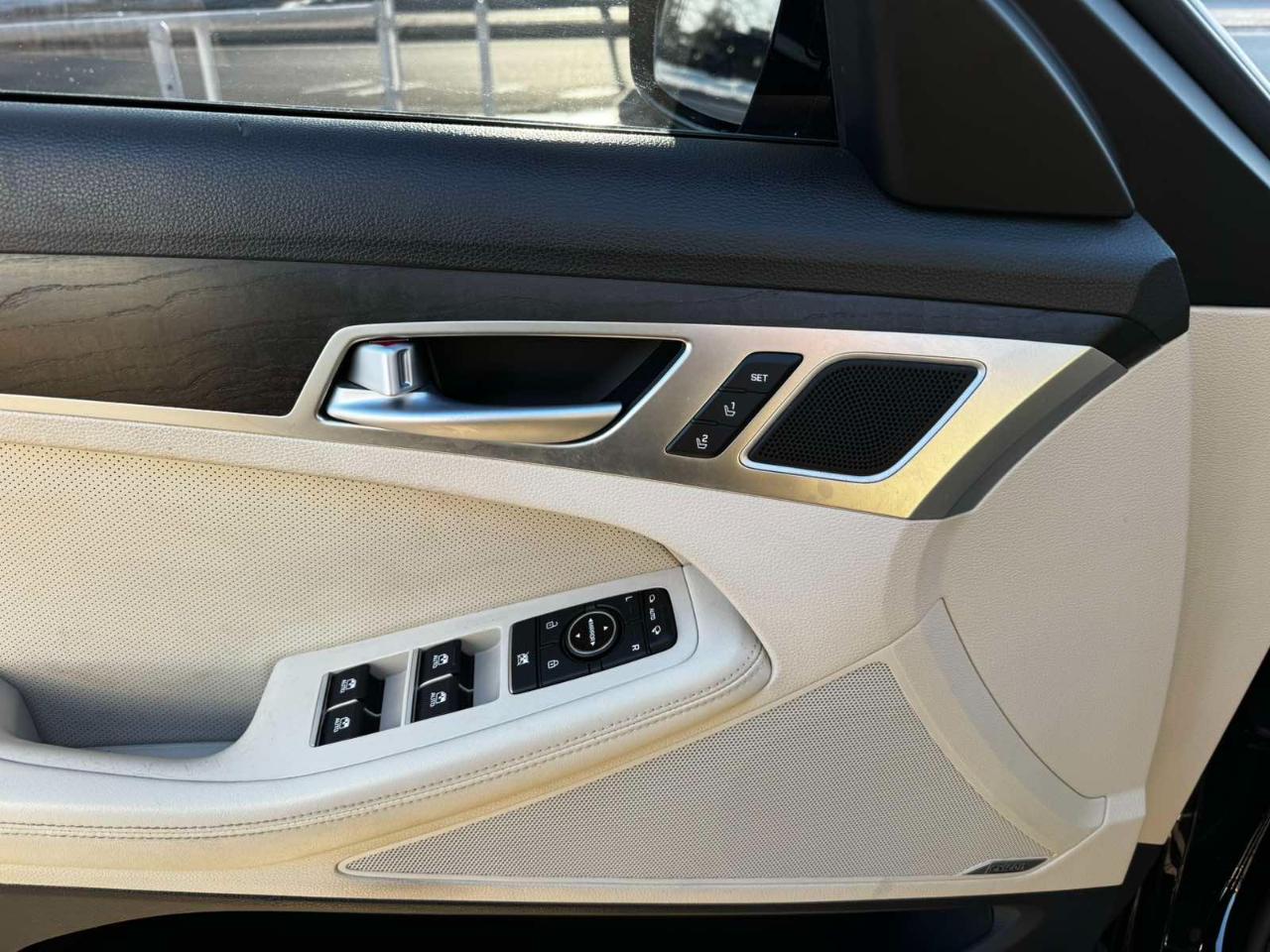 Hyundai Genesis 4dr Sdn V6 3.8L AWD 2016