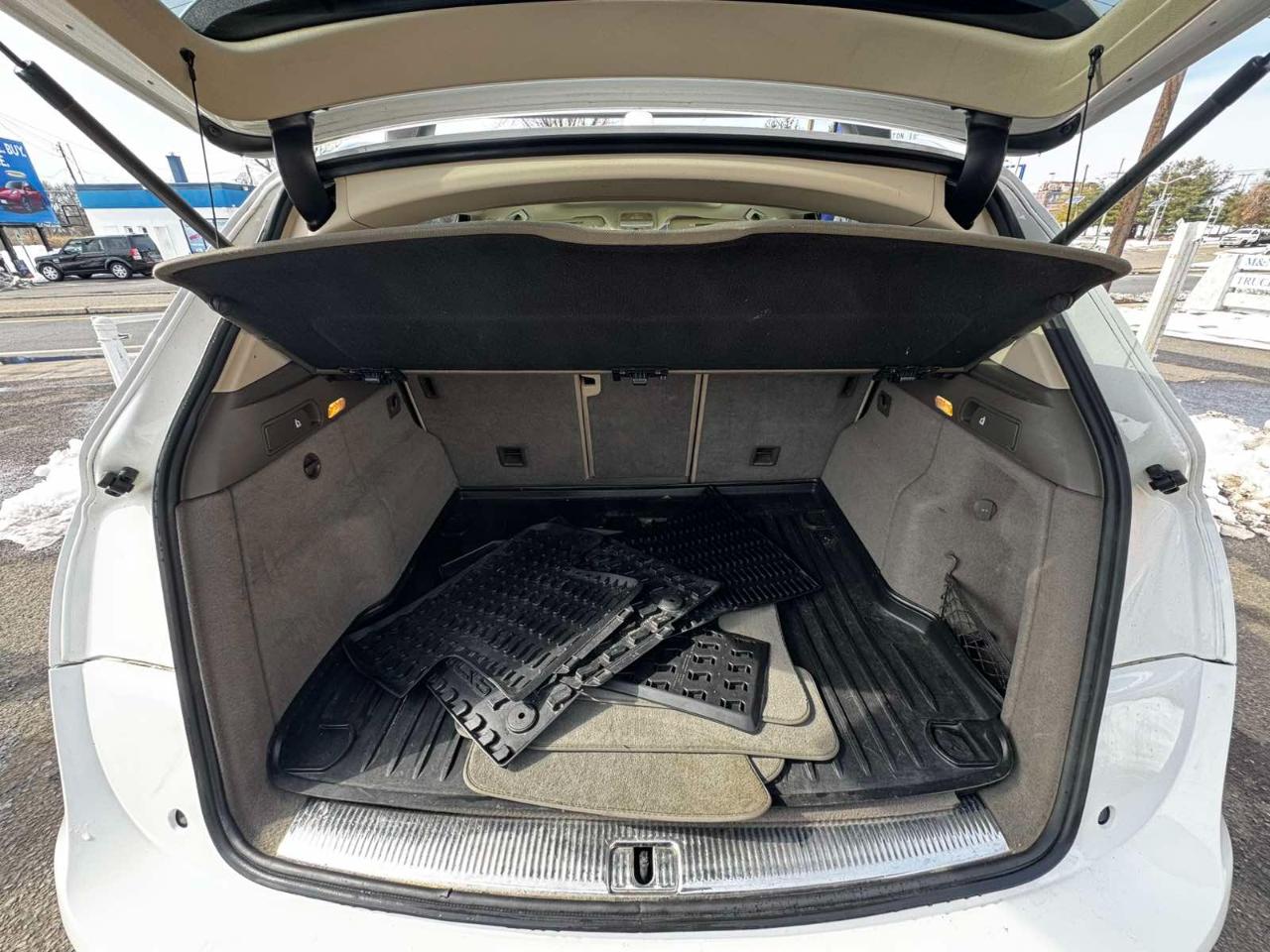 Audi Q5 quattro 4dr 3.2L Premium Plus 2011