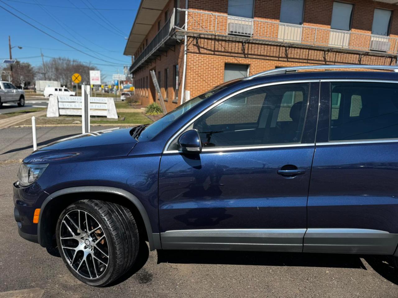 Volkswagen Tiguan 2WD 4dr Auto SE w/Sunroof & Nav 2012