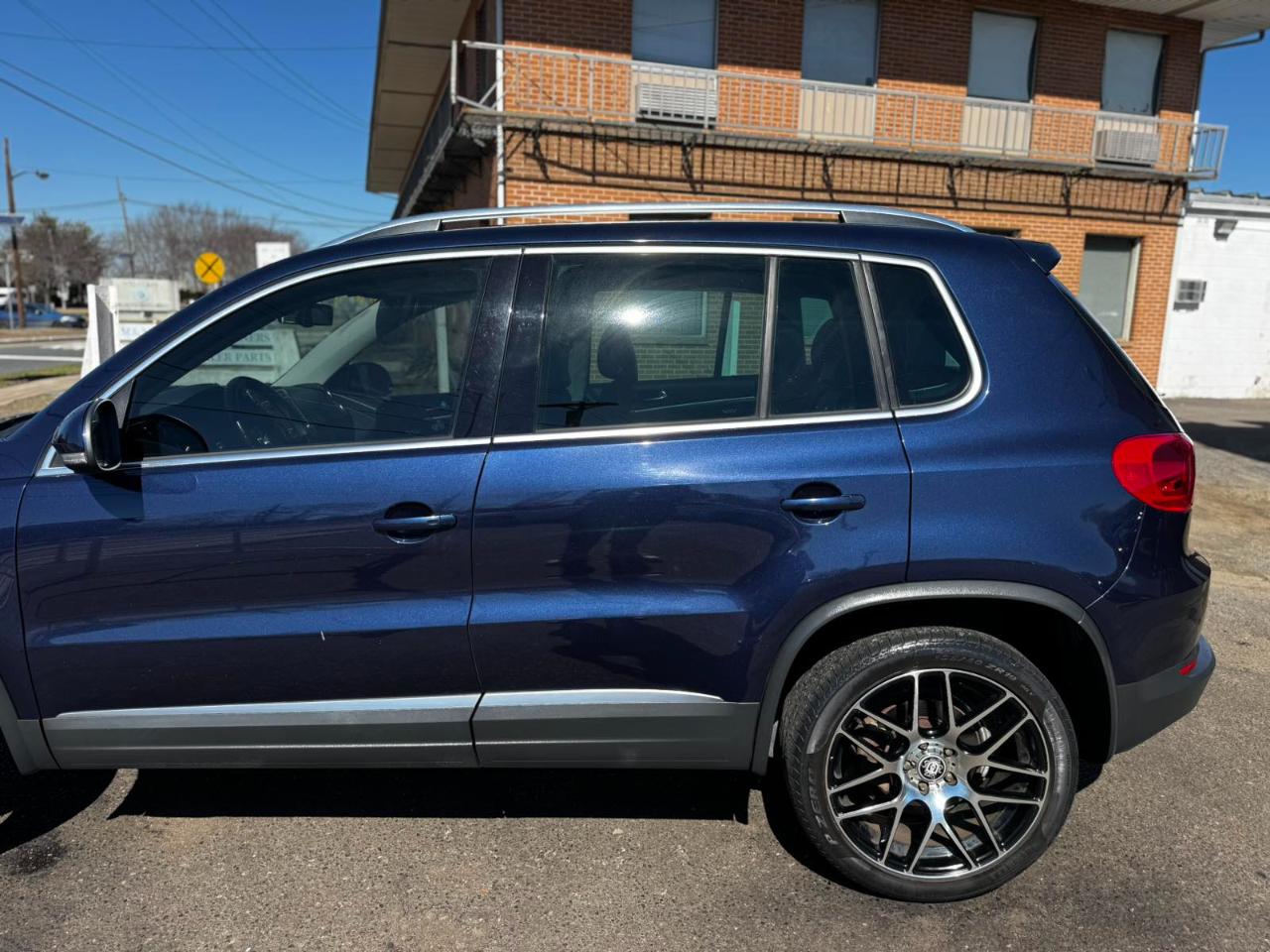 Volkswagen Tiguan 2WD 4dr Auto SE w/Sunroof & Nav 2012