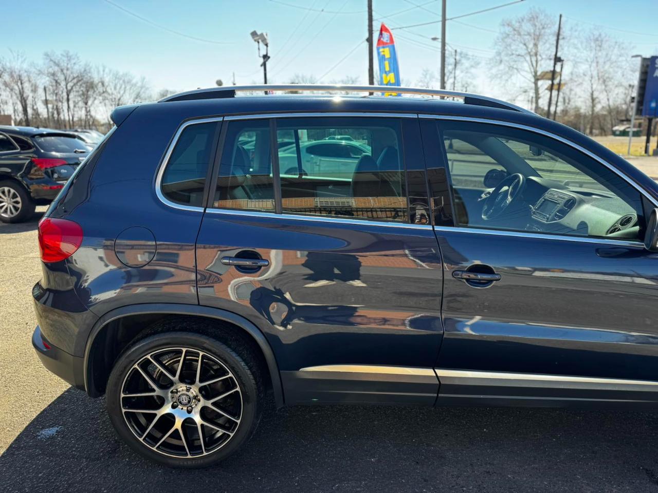 Volkswagen Tiguan 2WD 4dr Auto SE w/Sunroof & Nav 2012