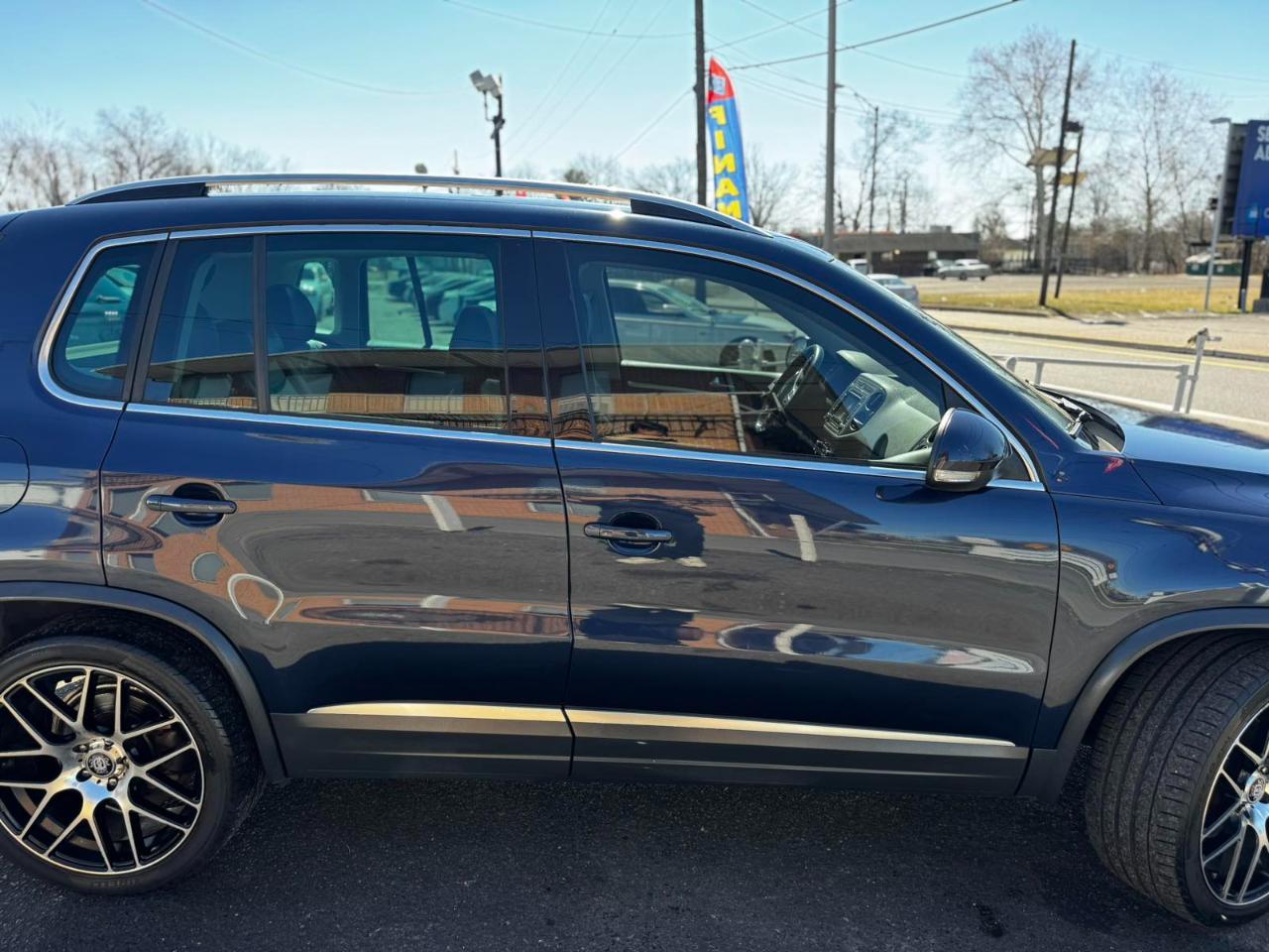 Volkswagen Tiguan 2WD 4dr Auto SE w/Sunroof & Nav 2012