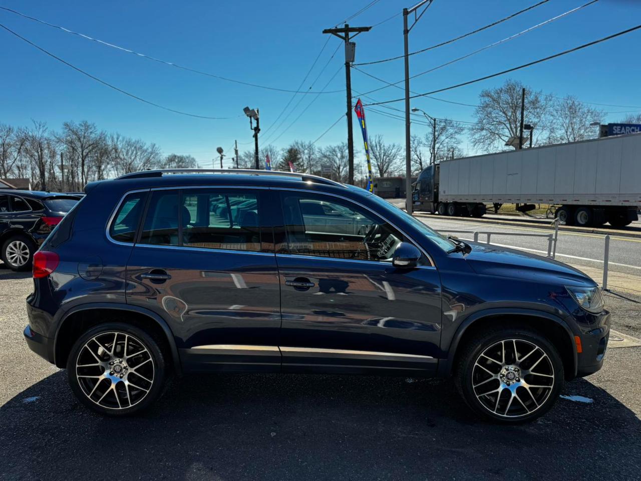Volkswagen Tiguan 2WD 4dr Auto SE w/Sunroof & Nav 2012