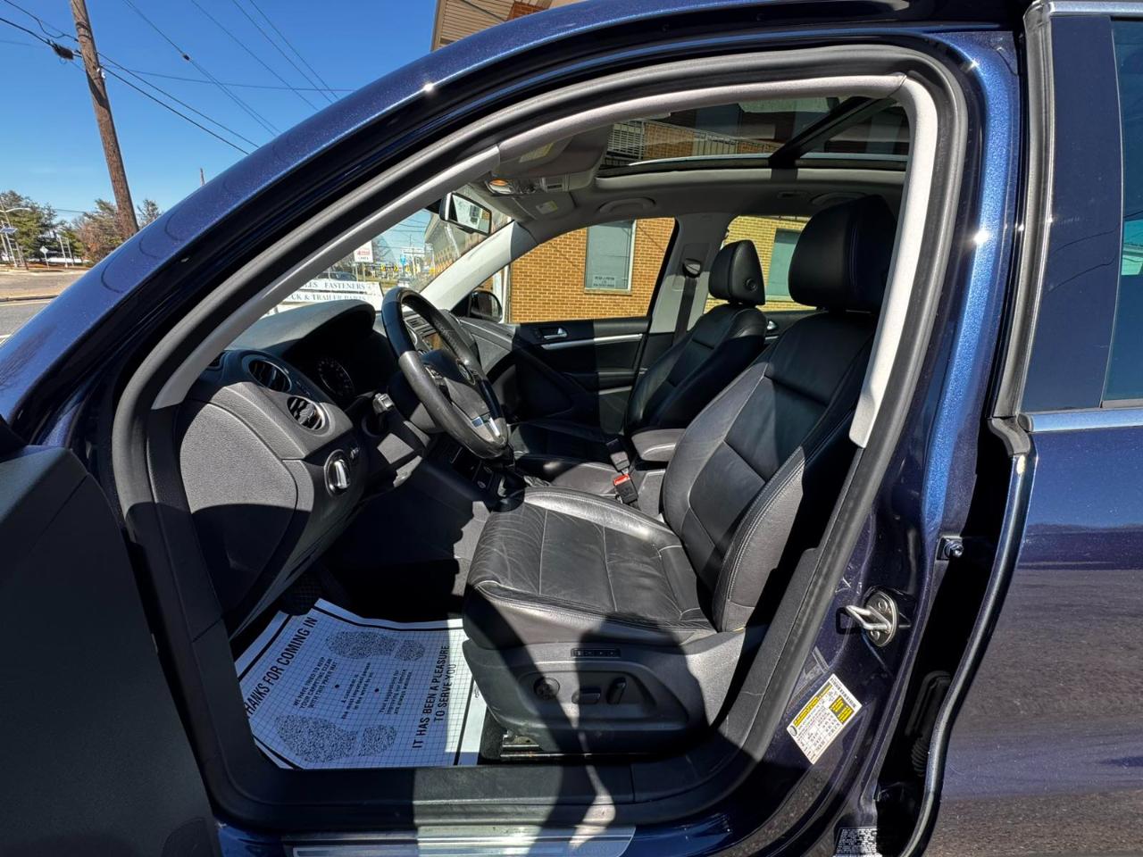 Volkswagen Tiguan 2WD 4dr Auto SE w/Sunroof & Nav 2012