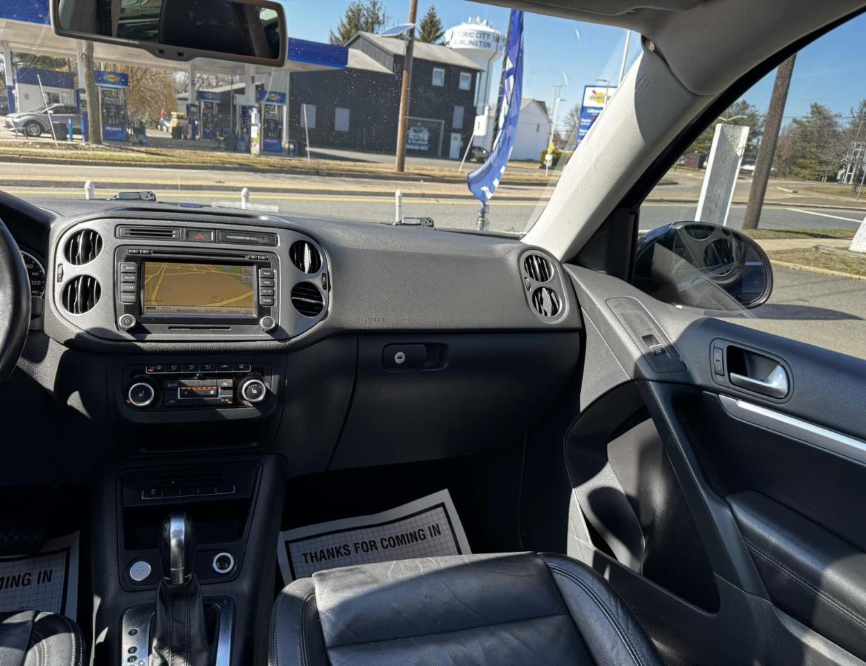 Volkswagen Tiguan 2WD 4dr Auto SE w/Sunroof & Nav 2012