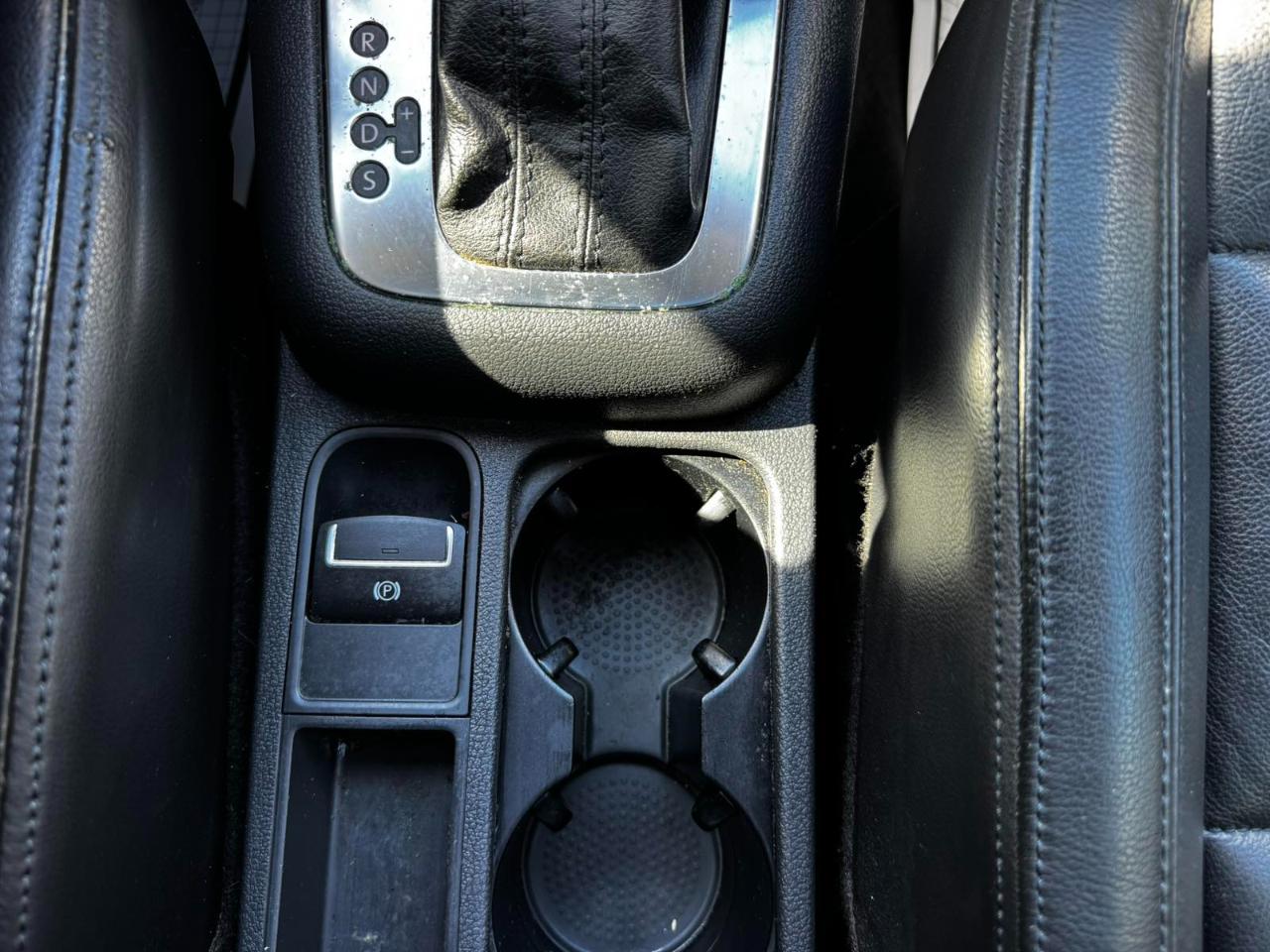 Volkswagen Tiguan 2WD 4dr Auto SE w/Sunroof & Nav 2012