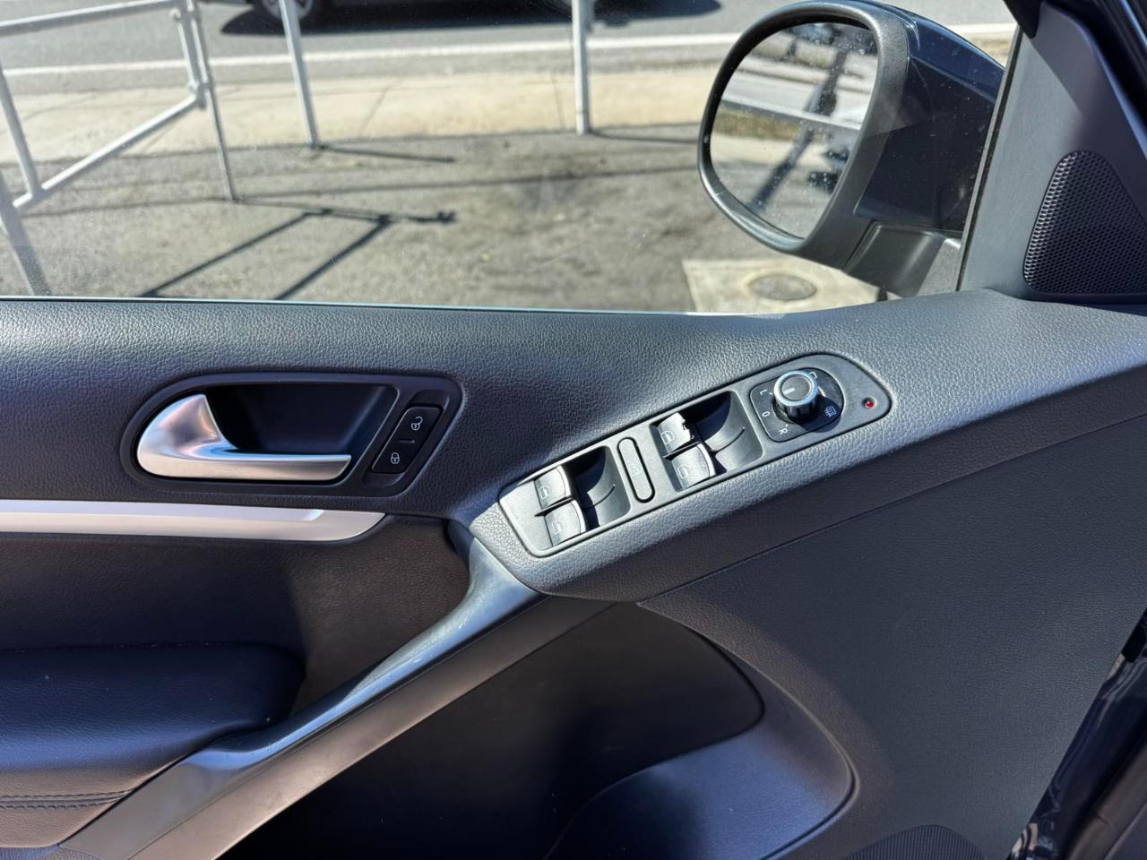 Volkswagen Tiguan 2WD 4dr Auto SE w/Sunroof & Nav 2012