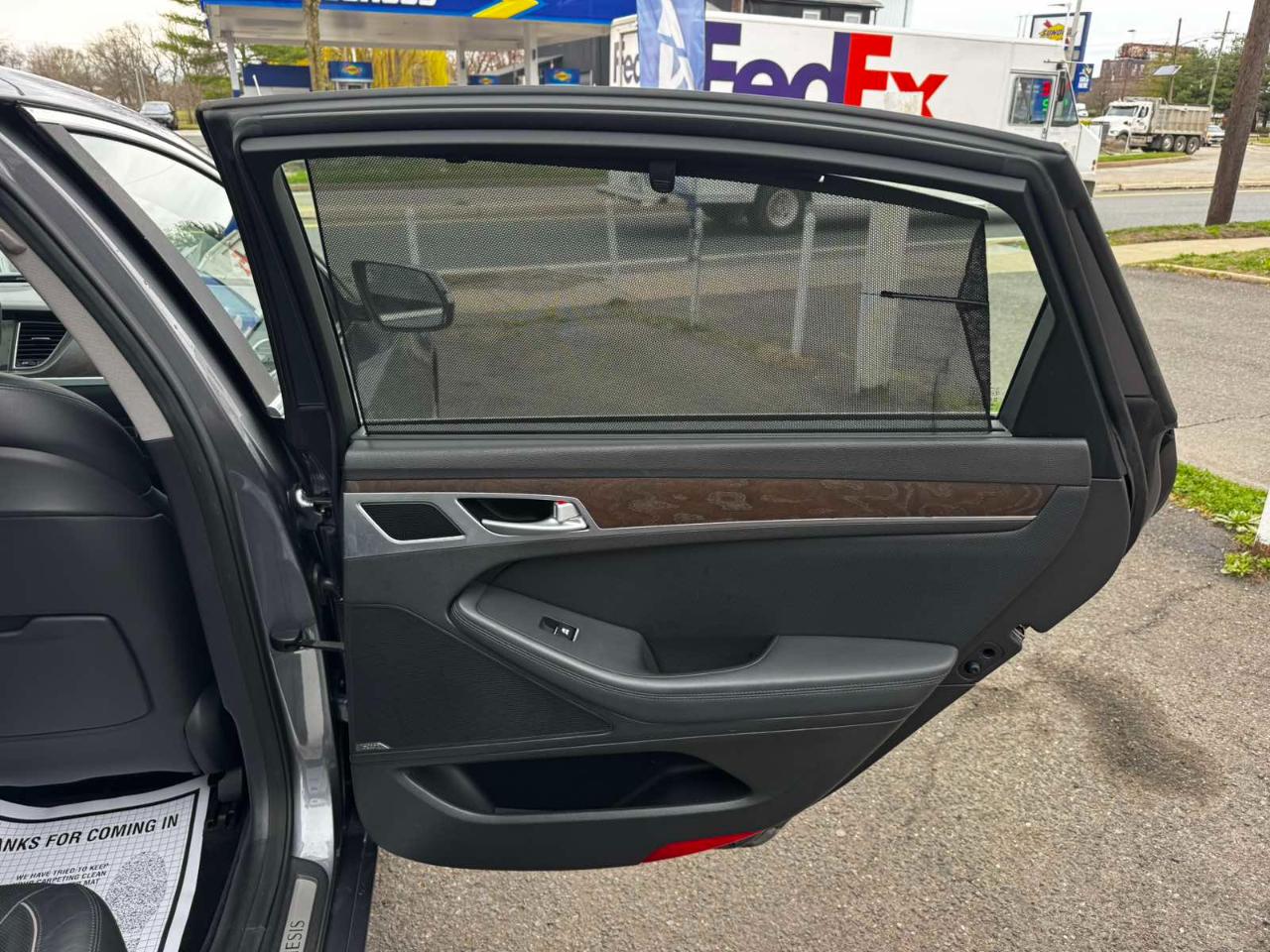 Hyundai Genesis 4dr Sdn V6 3.8L AWD 2015