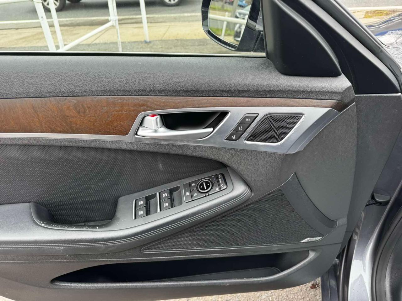 Hyundai Genesis 4dr Sdn V6 3.8L AWD 2015