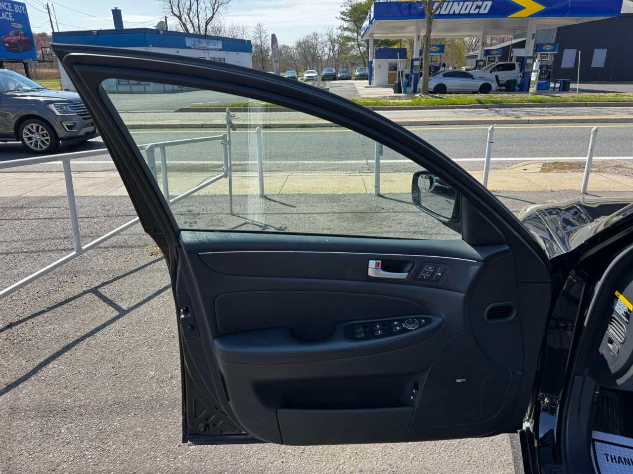 Hyundai Genesis 4dr Sdn V6 3.8L 2012