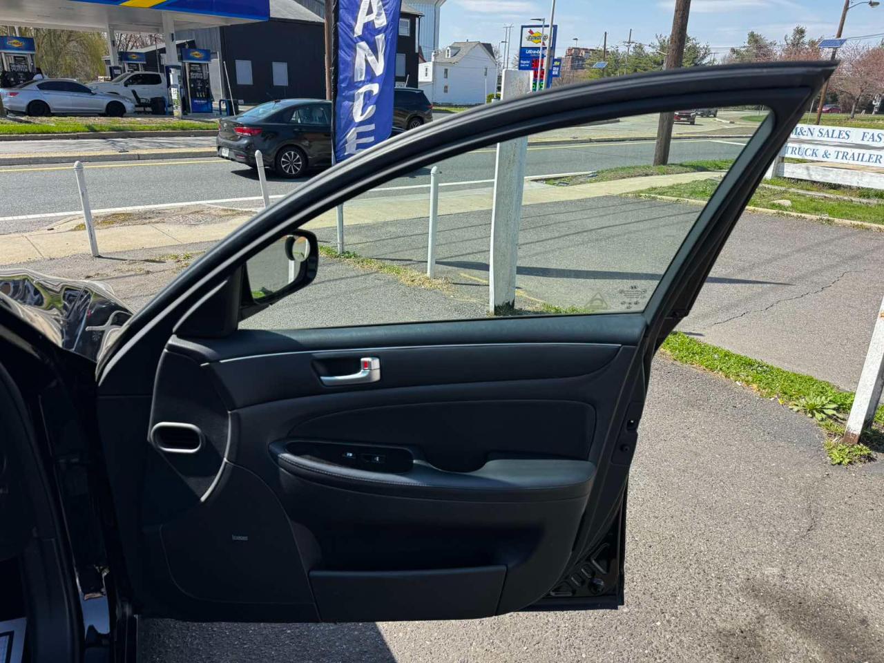 Hyundai Genesis 4dr Sdn V6 3.8L 2012