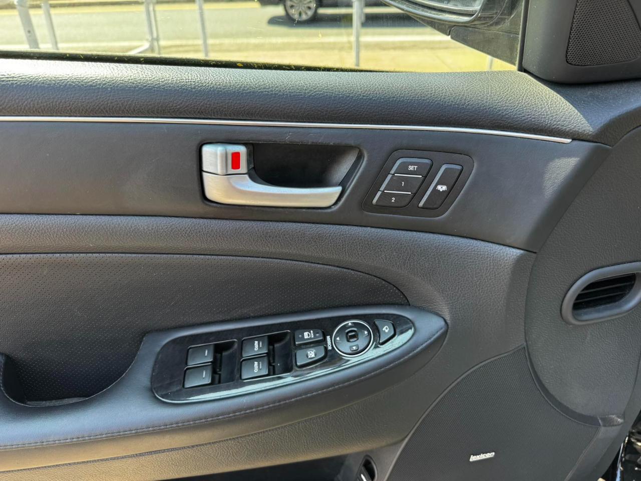 Hyundai Genesis 4dr Sdn V6 3.8L 2012