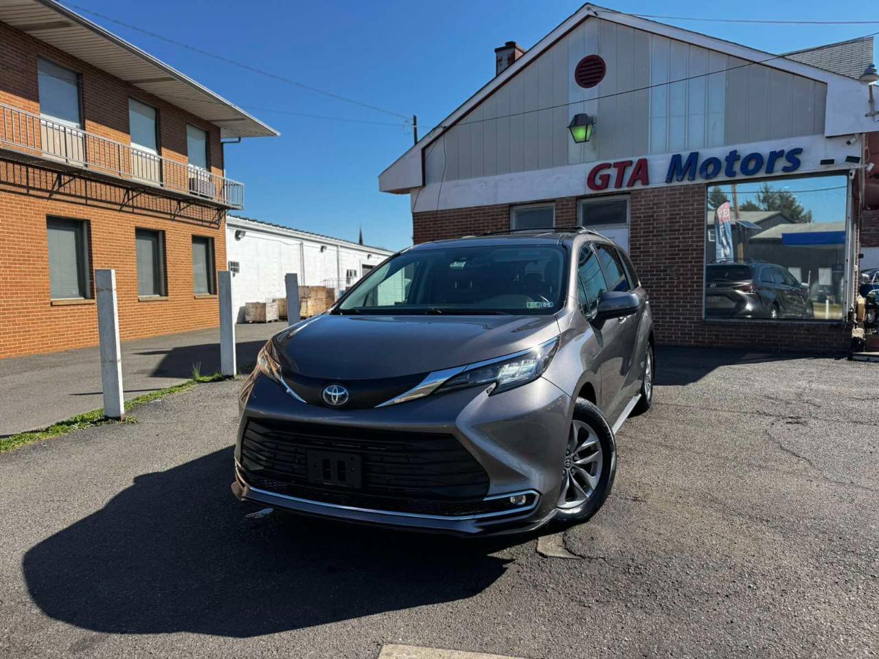 Toyota Sienna XLE FWD 7-Passenger (Natl) 2022