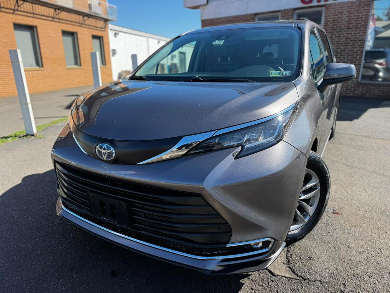 Toyota Sienna XLE FWD 7-Passenger (Natl) 2022