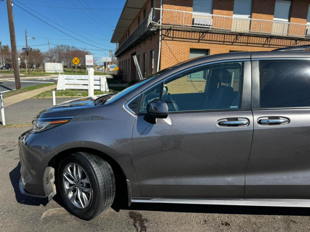 Toyota Sienna XLE FWD 7-Passenger (Natl) 2022