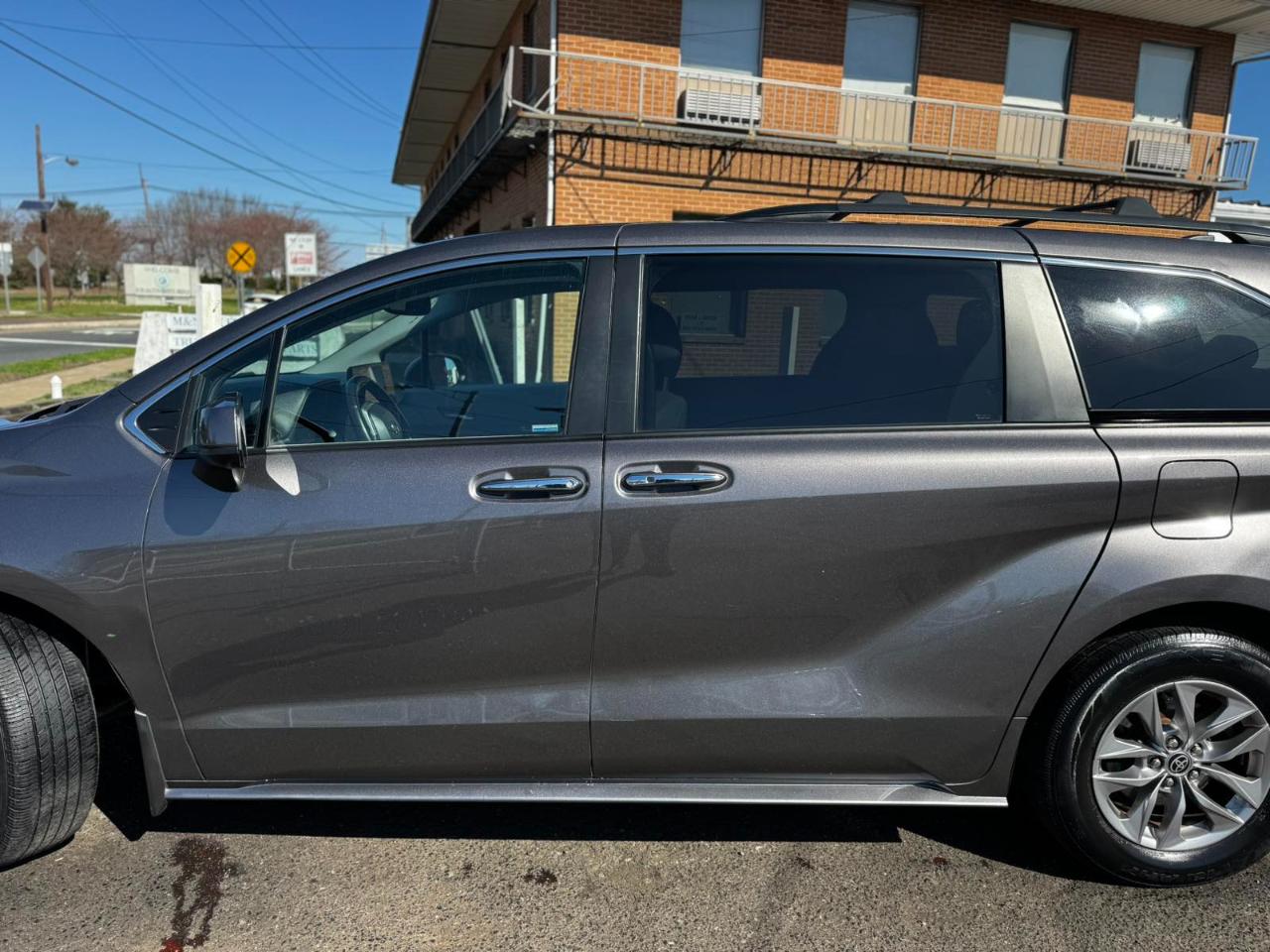 Toyota Sienna XLE FWD 7-Passenger (Natl) 2022