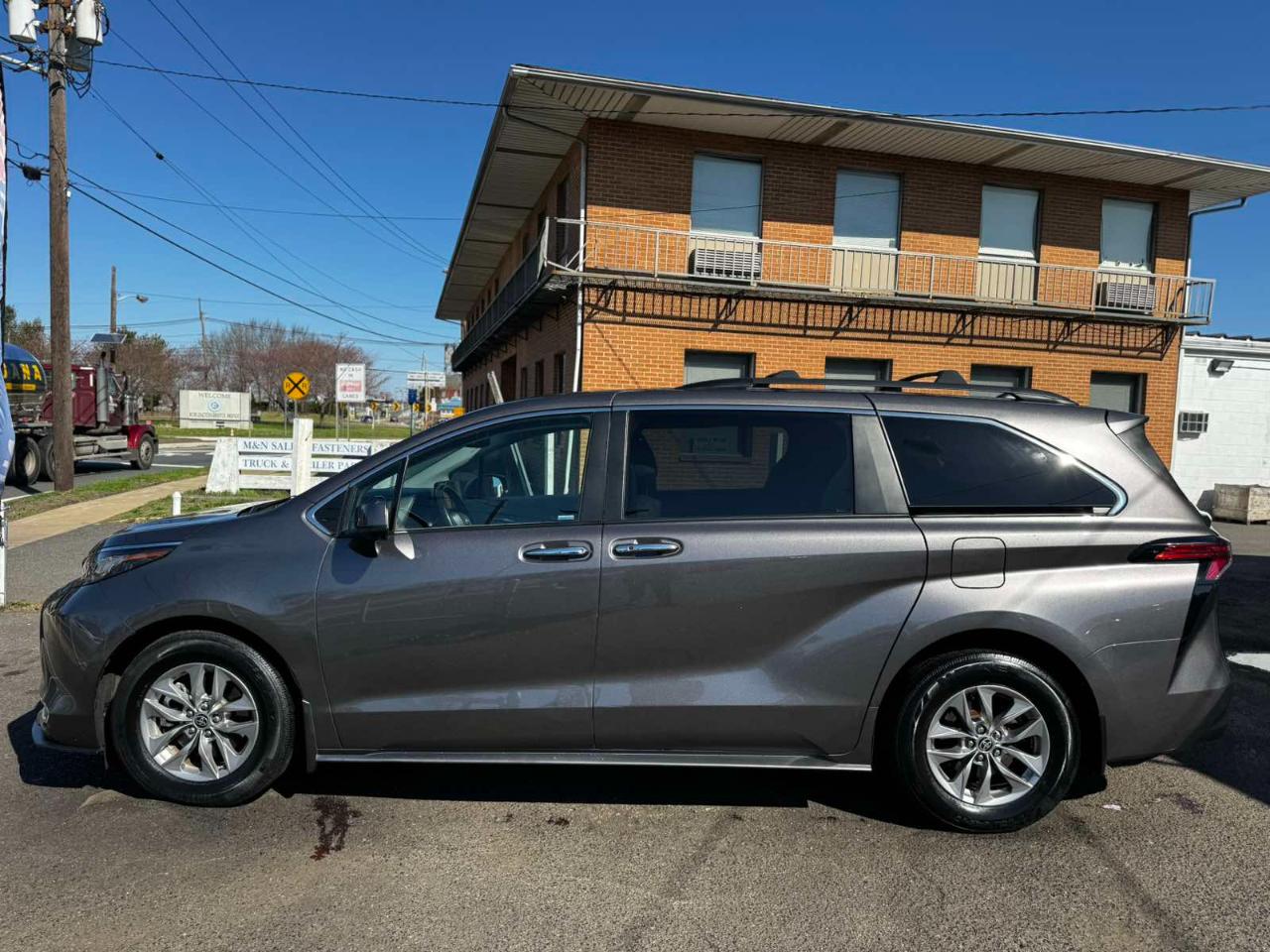 Toyota Sienna XLE FWD 7-Passenger (Natl) 2022