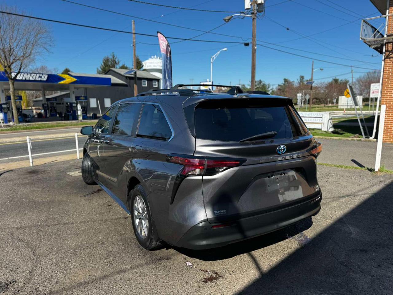 Toyota Sienna XLE FWD 7-Passenger (Natl) 2022
