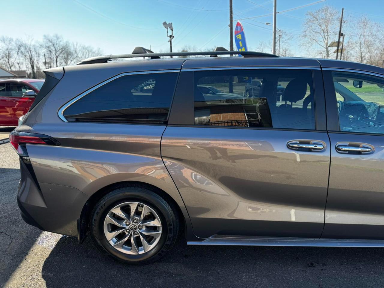 Toyota Sienna XLE FWD 7-Passenger (Natl) 2022