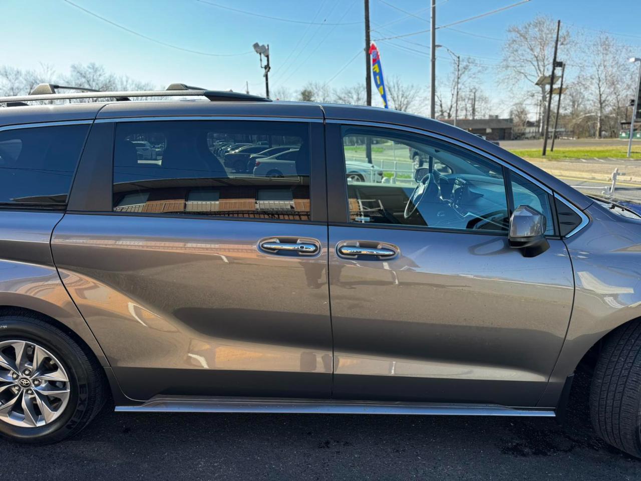 Toyota Sienna XLE FWD 7-Passenger (Natl) 2022