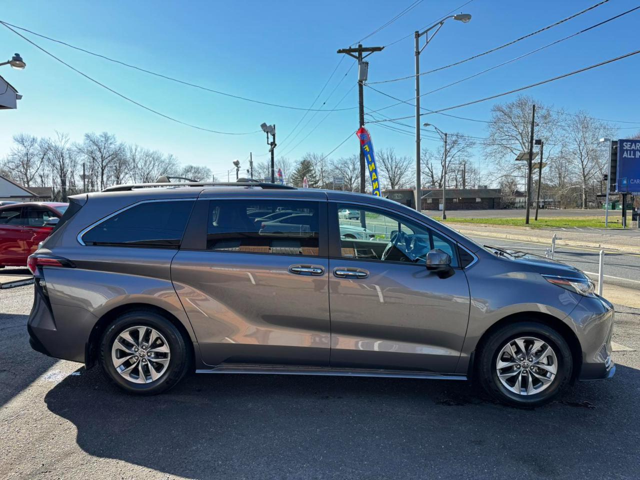 Toyota Sienna XLE FWD 7-Passenger (Natl) 2022