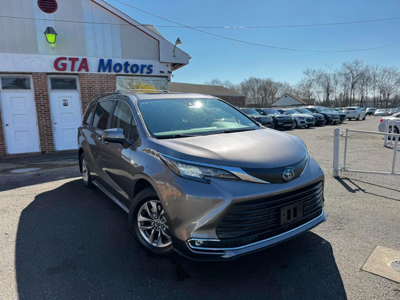 Toyota Sienna XLE FWD 7-Passenger (Natl) 2022