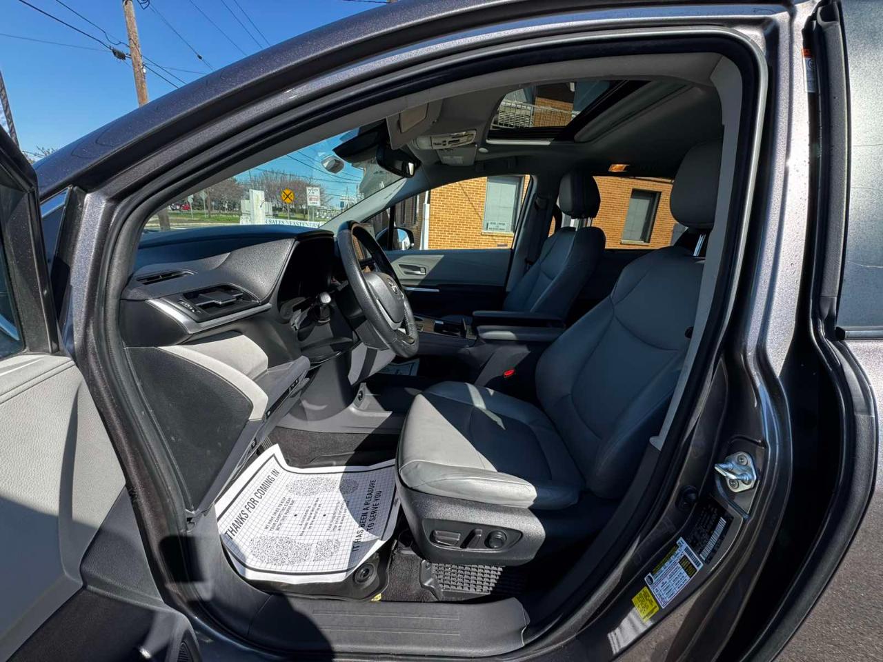 Toyota Sienna XLE FWD 7-Passenger (Natl) 2022