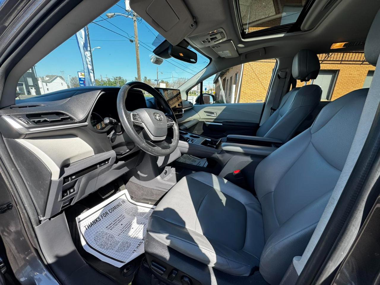 Toyota Sienna XLE FWD 7-Passenger (Natl) 2022