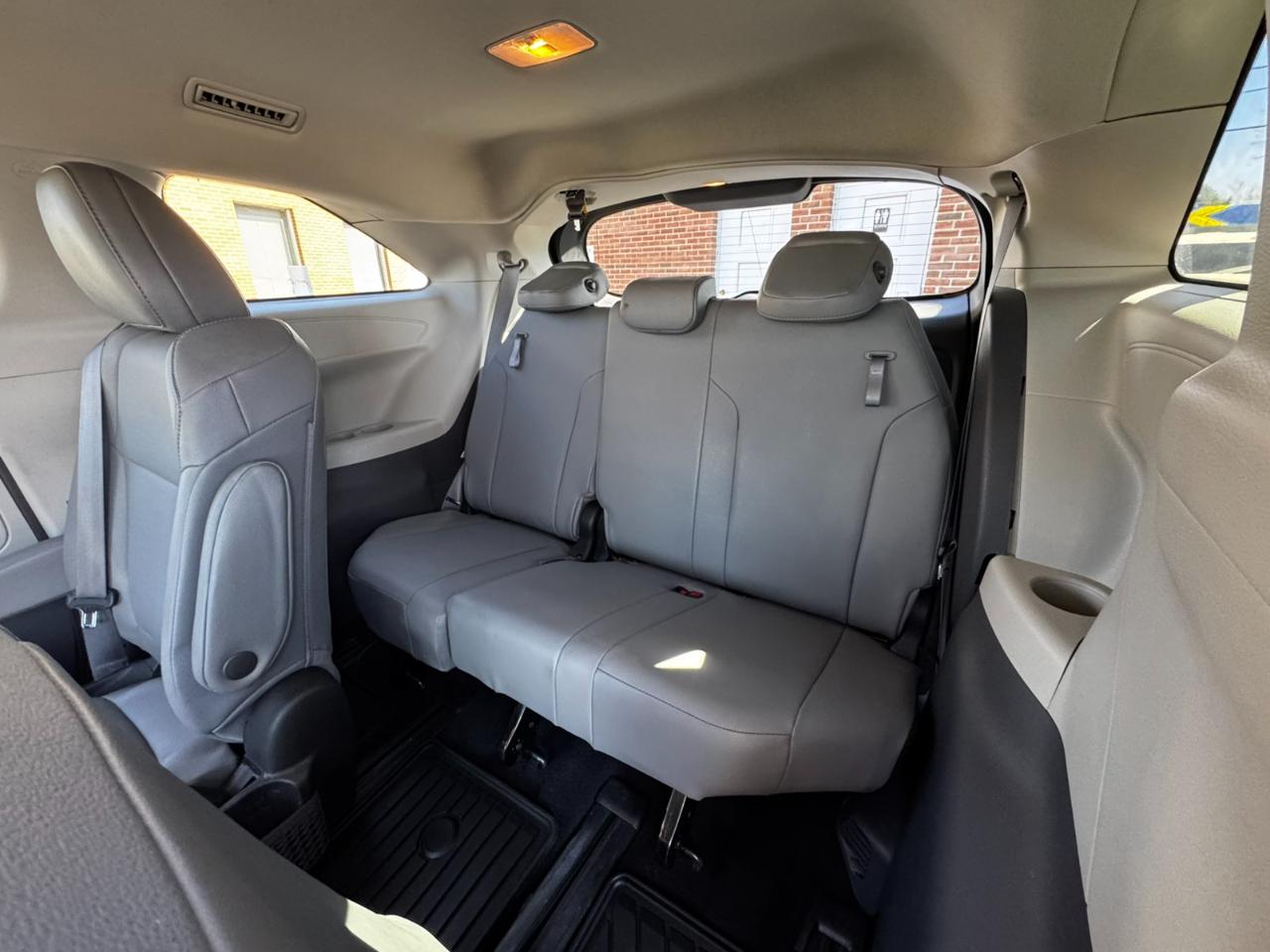 Toyota Sienna XLE FWD 7-Passenger (Natl) 2022