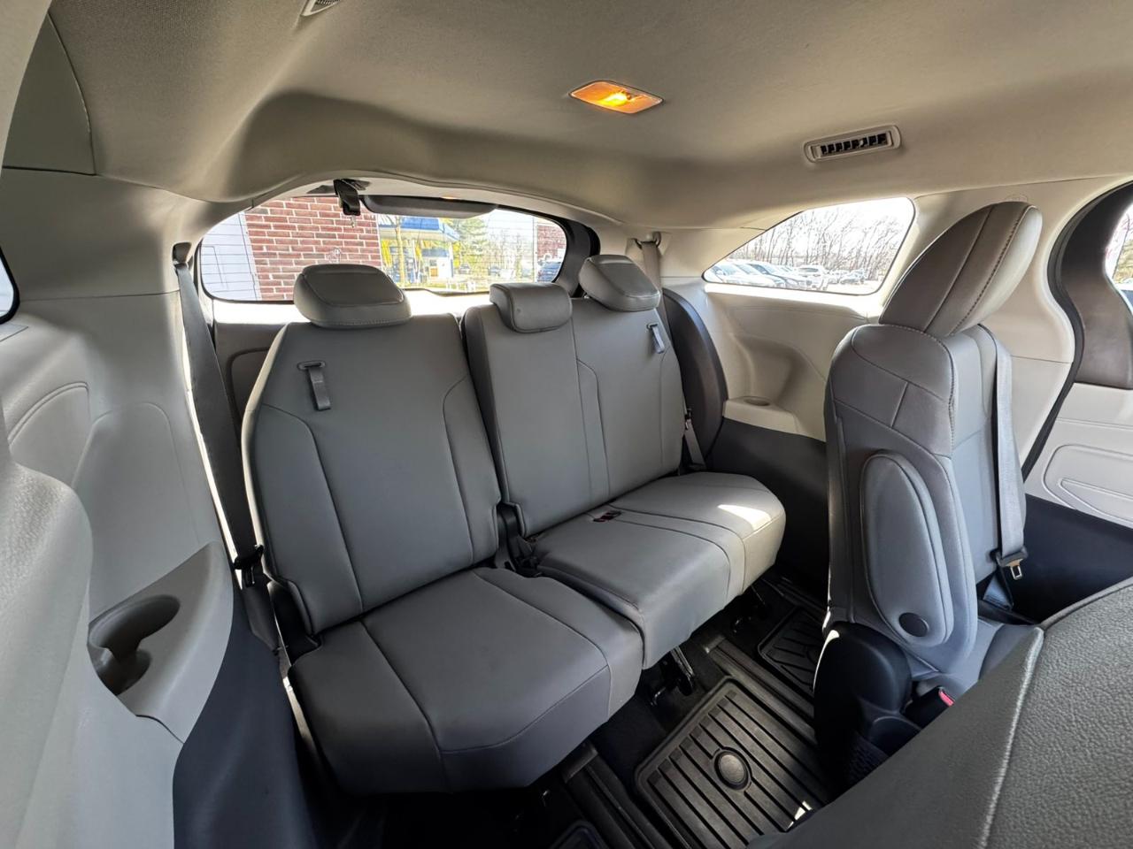 Toyota Sienna XLE FWD 7-Passenger (Natl) 2022
