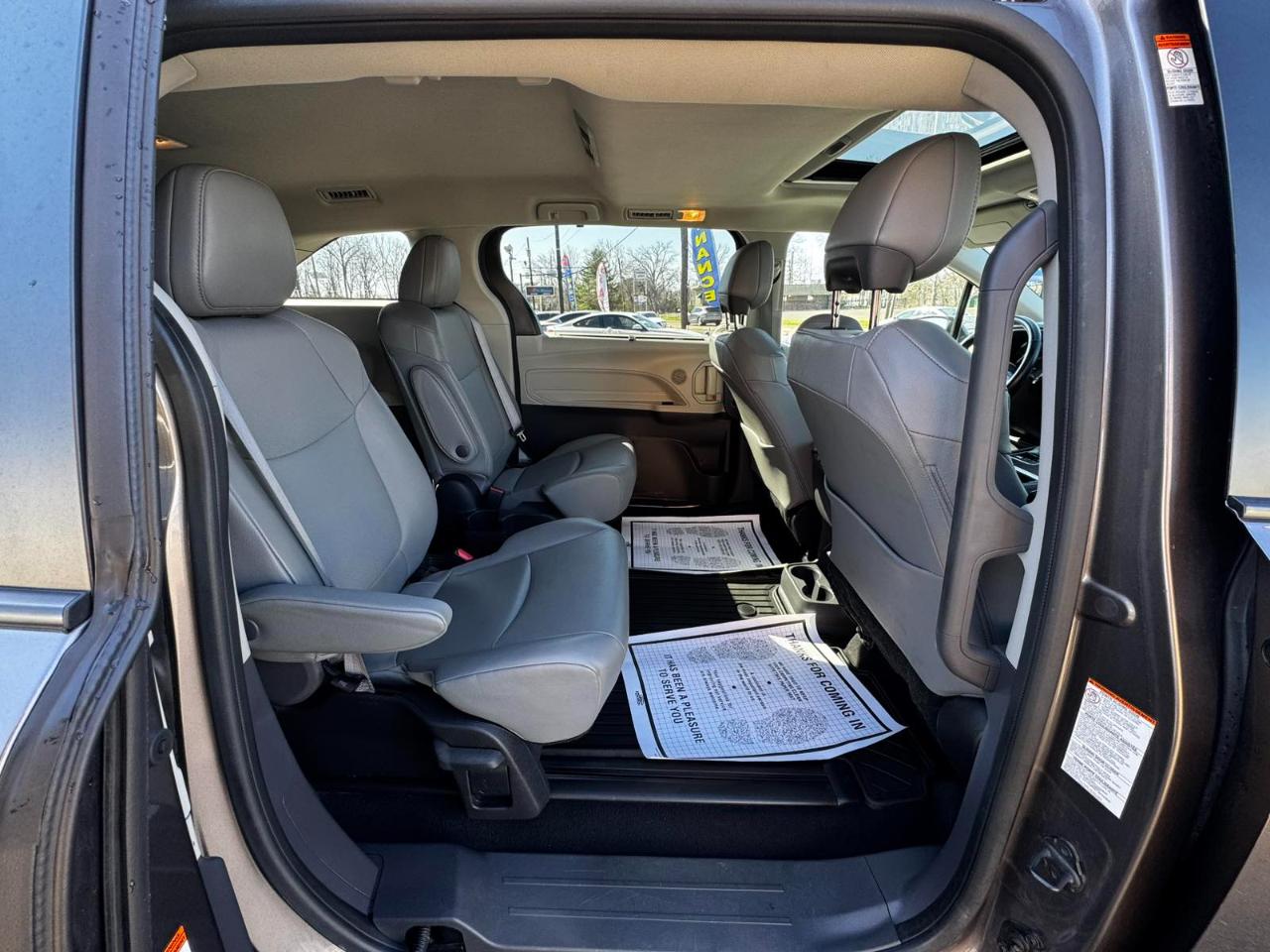 Toyota Sienna XLE FWD 7-Passenger (Natl) 2022