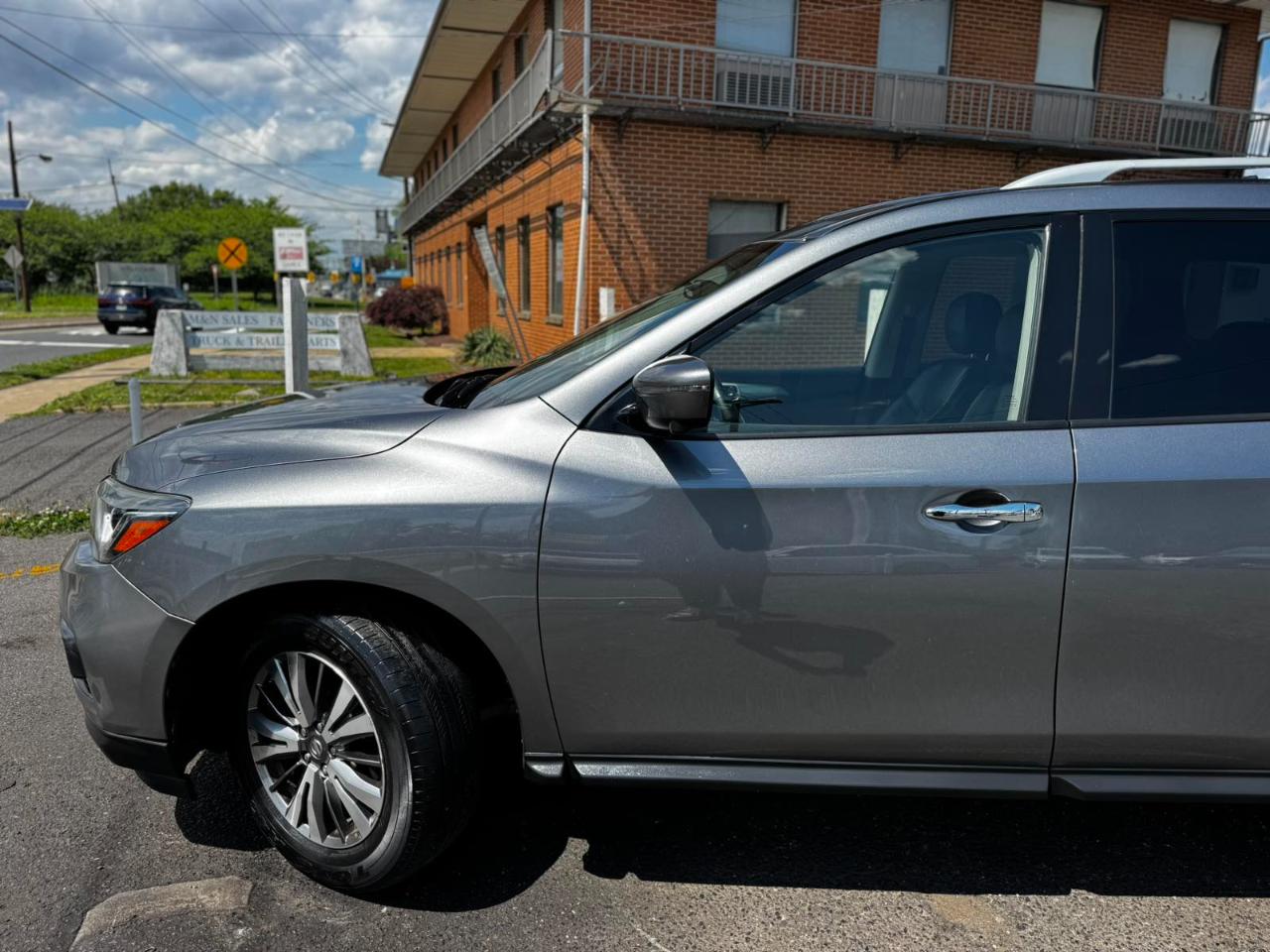 Nissan Pathfinder FWD SL 2018