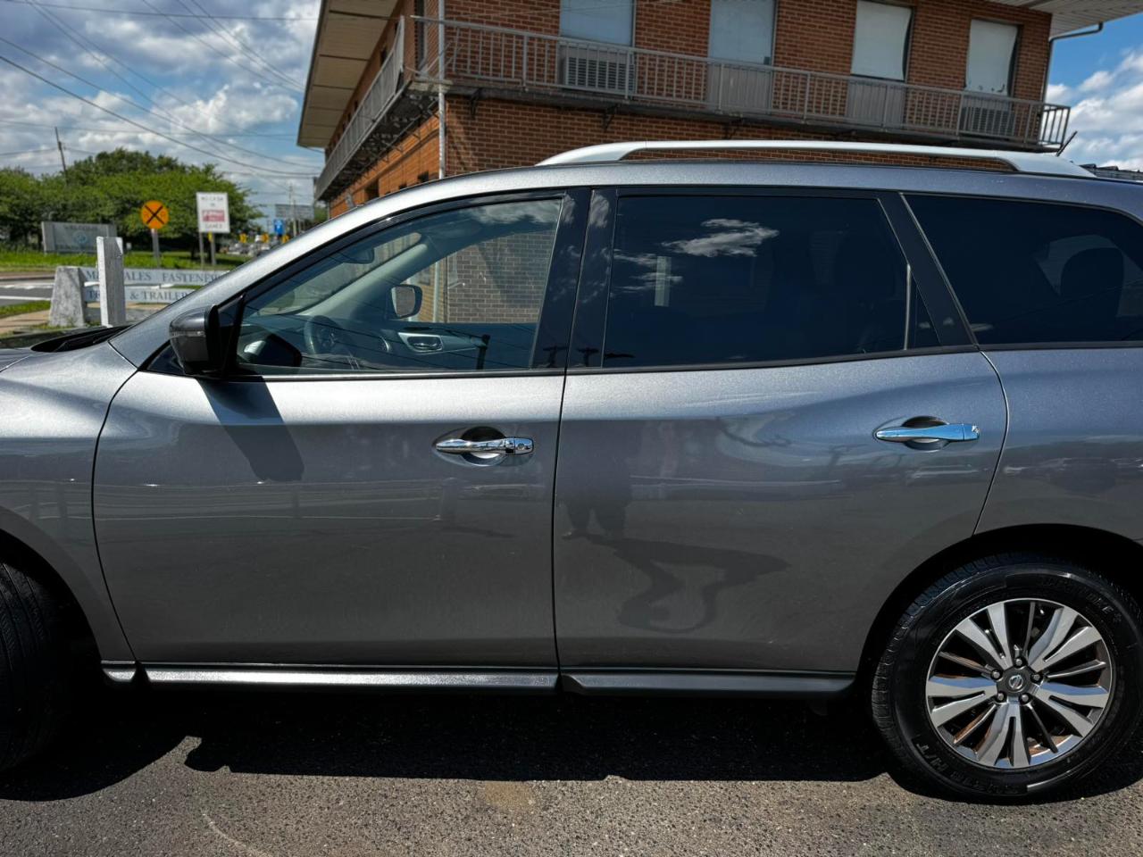 Nissan Pathfinder FWD SL 2018