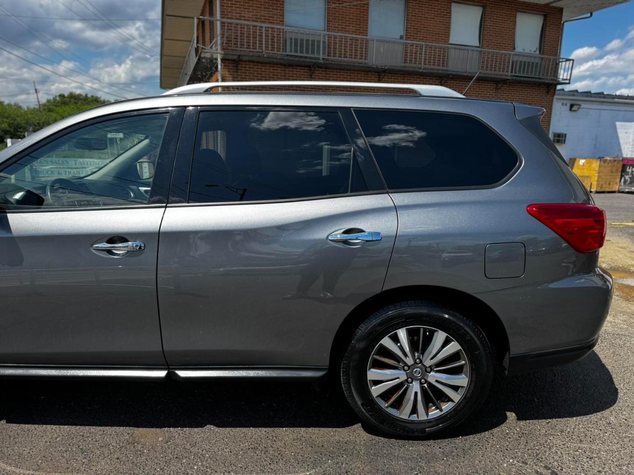 Nissan Pathfinder FWD SL 2018