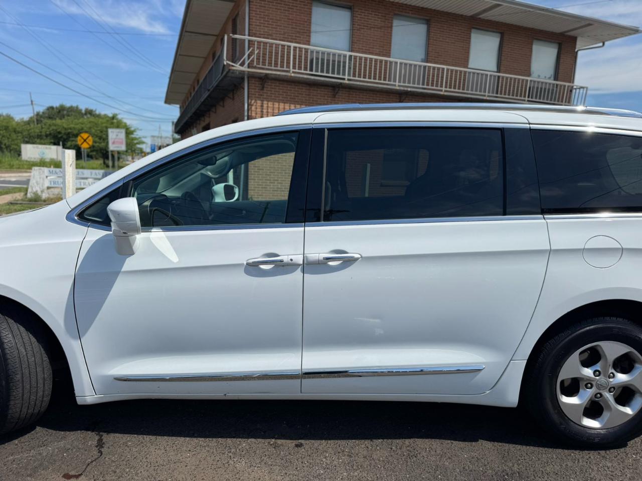 Chrysler Pacifica Touring-L Plus FWD 2017