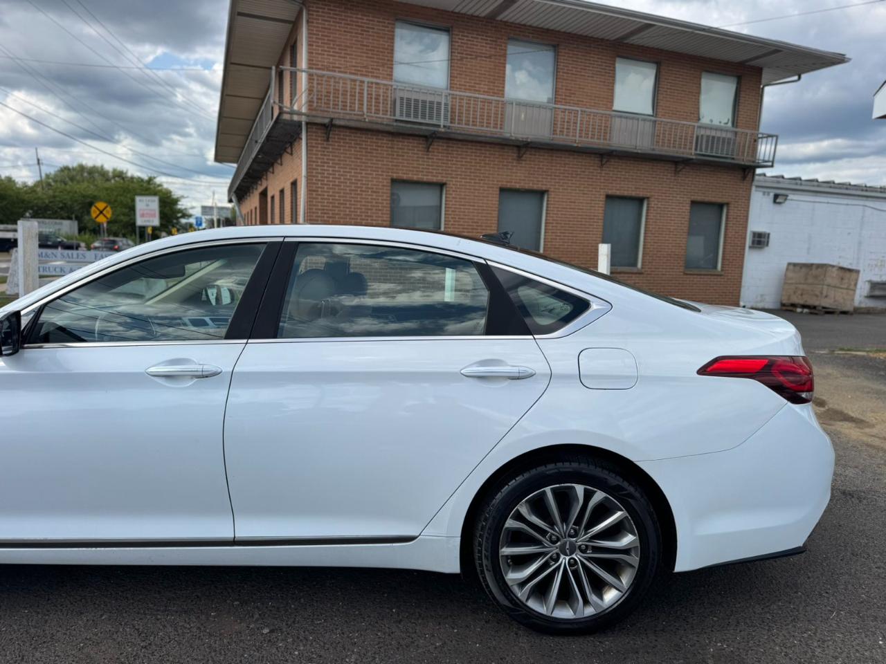 Hyundai Genesis 4dr Sdn V6 3.8L RWD 2015