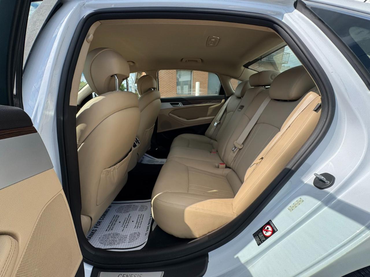 Hyundai Genesis 4dr Sdn V6 3.8L RWD 2015