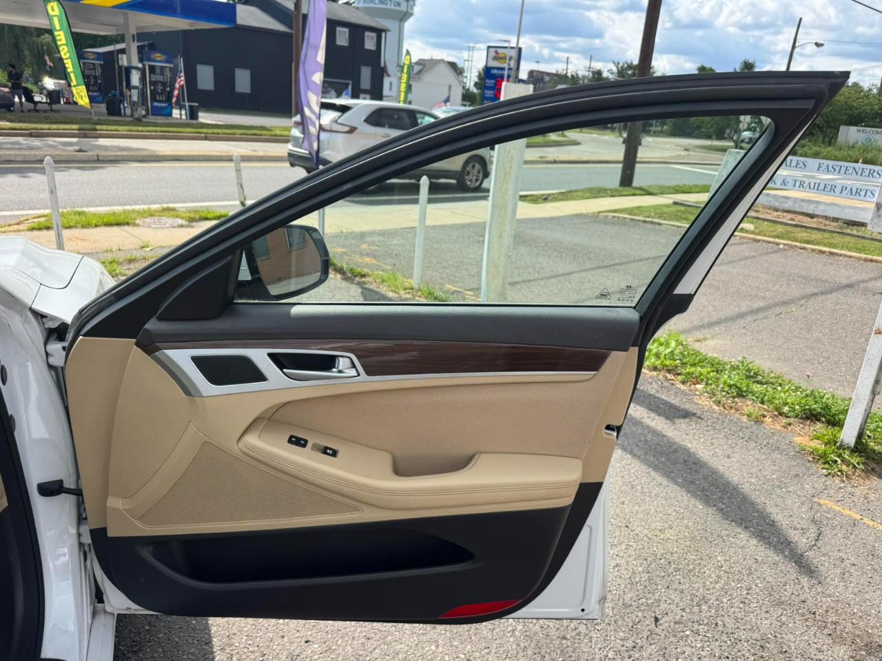Hyundai Genesis 4dr Sdn V6 3.8L RWD 2015