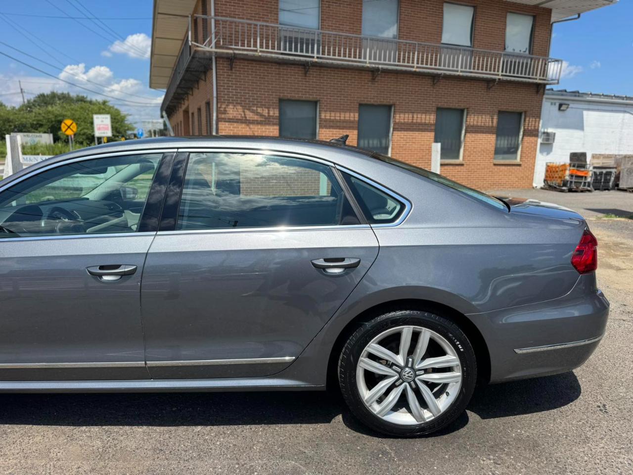 Volkswagen Passat 4dr Sdn 1.8T Auto SEL PZEV 2016