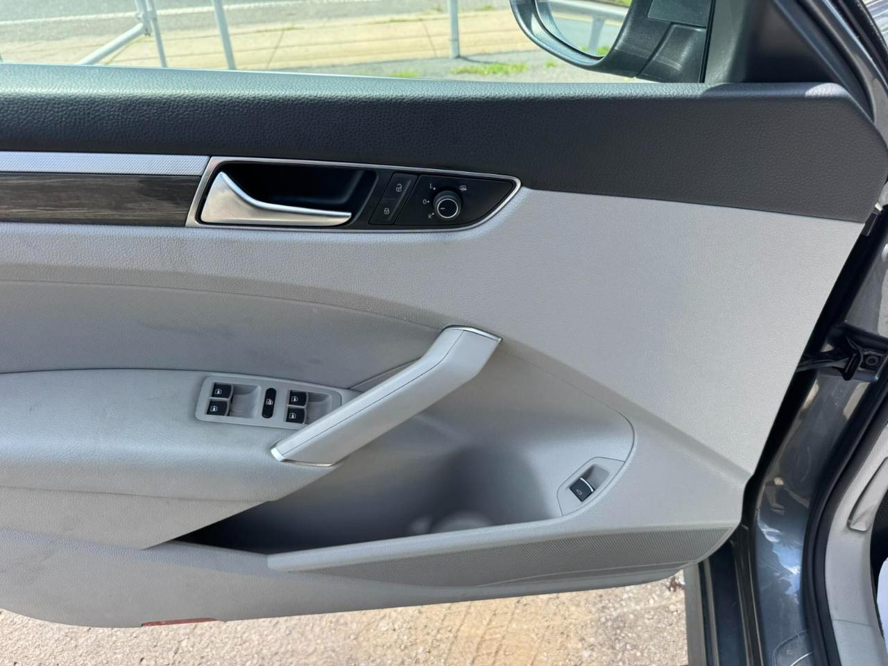 Volkswagen Passat 4dr Sdn 1.8T Auto SEL PZEV 2016