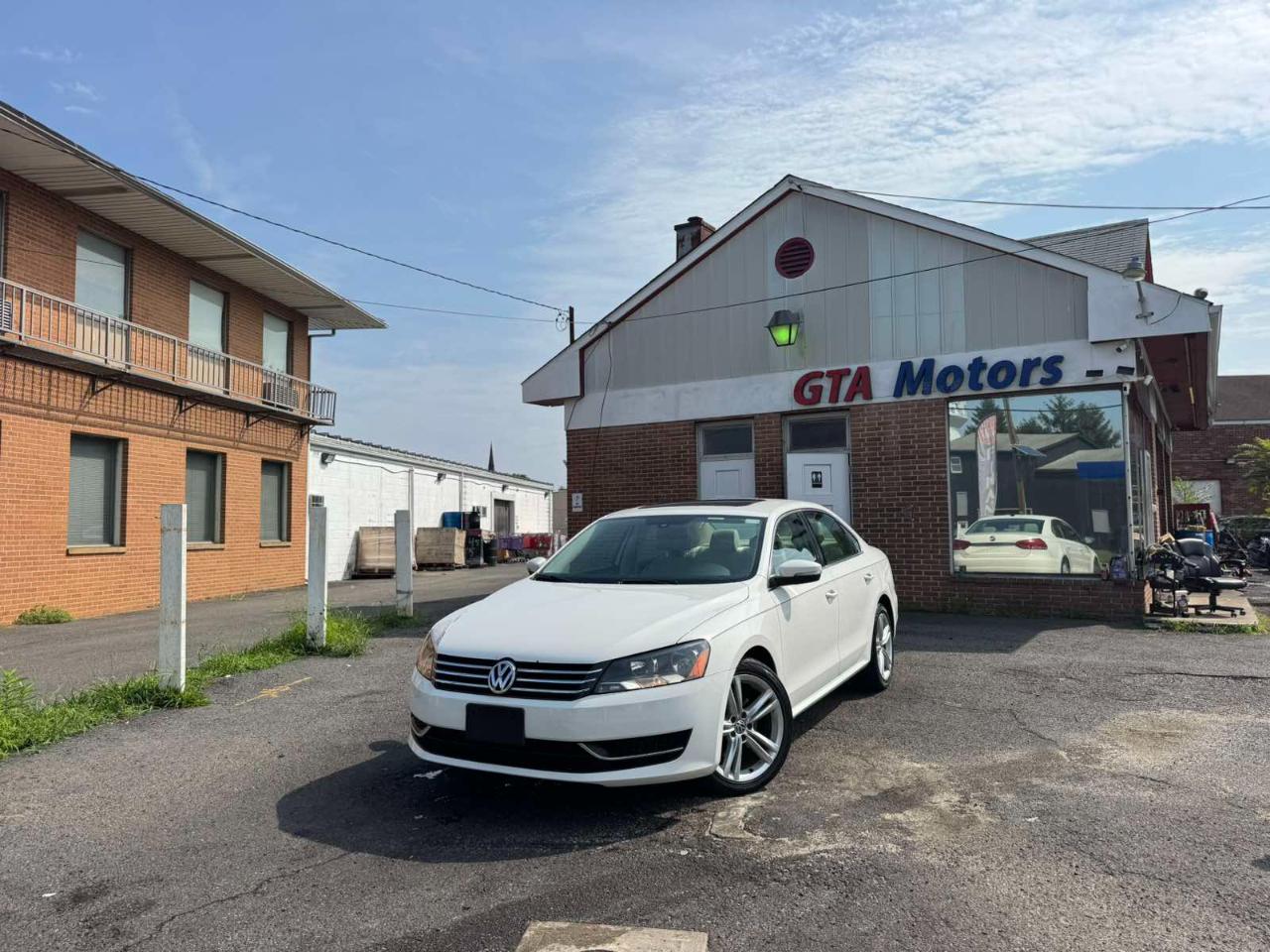 Volkswagen Passat 4dr Sdn 1.8T Auto SE w/Sunroof & Nav PZEV 2014