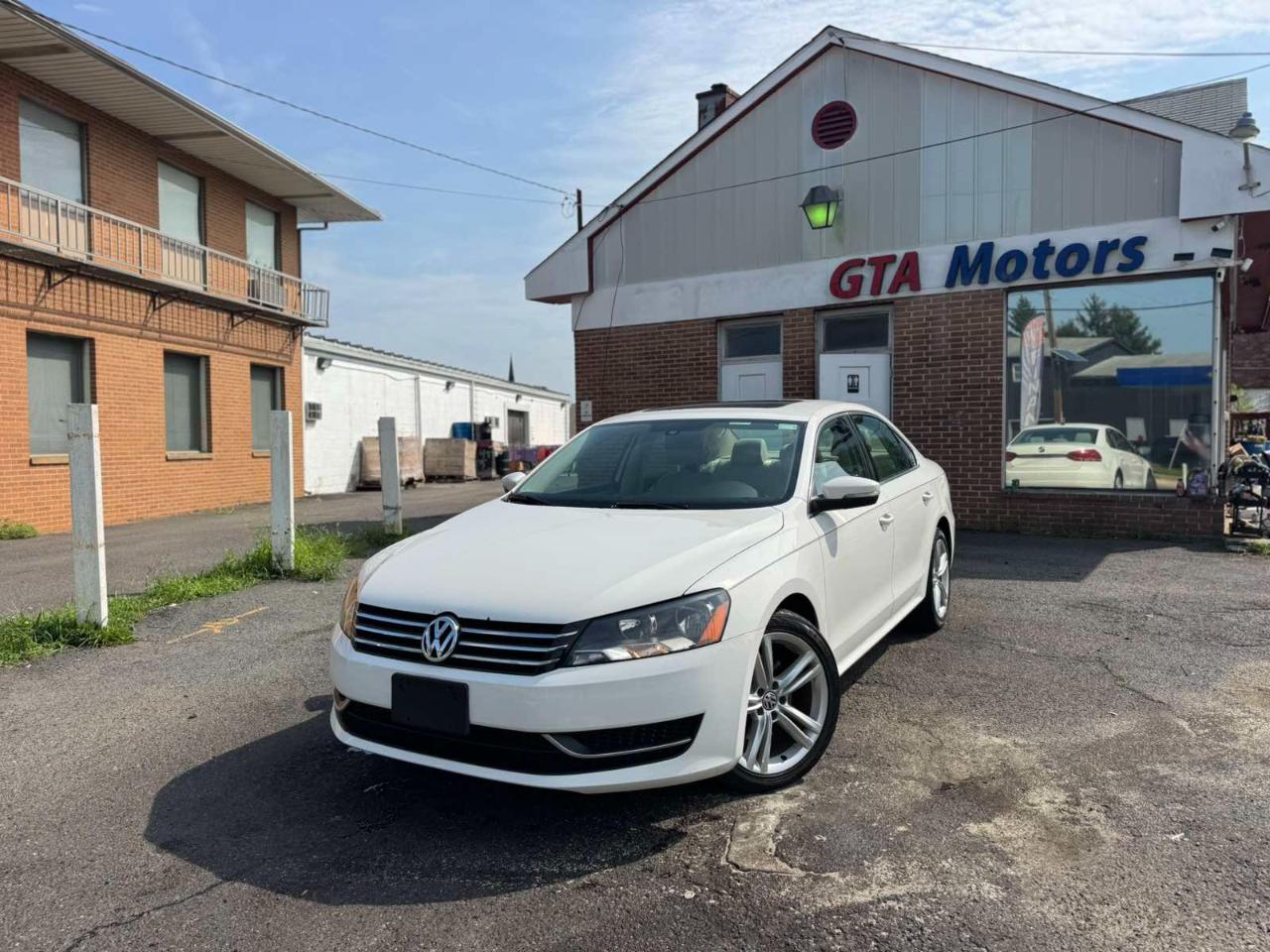 Volkswagen Passat 4dr Sdn 1.8T Auto SE w/Sunroof & Nav PZEV 2014