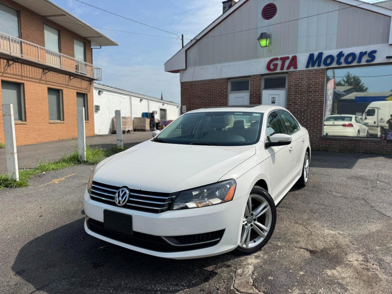 Volkswagen Passat 4dr Sdn 1.8T Auto SE w/Sunroof & Nav PZEV 2014