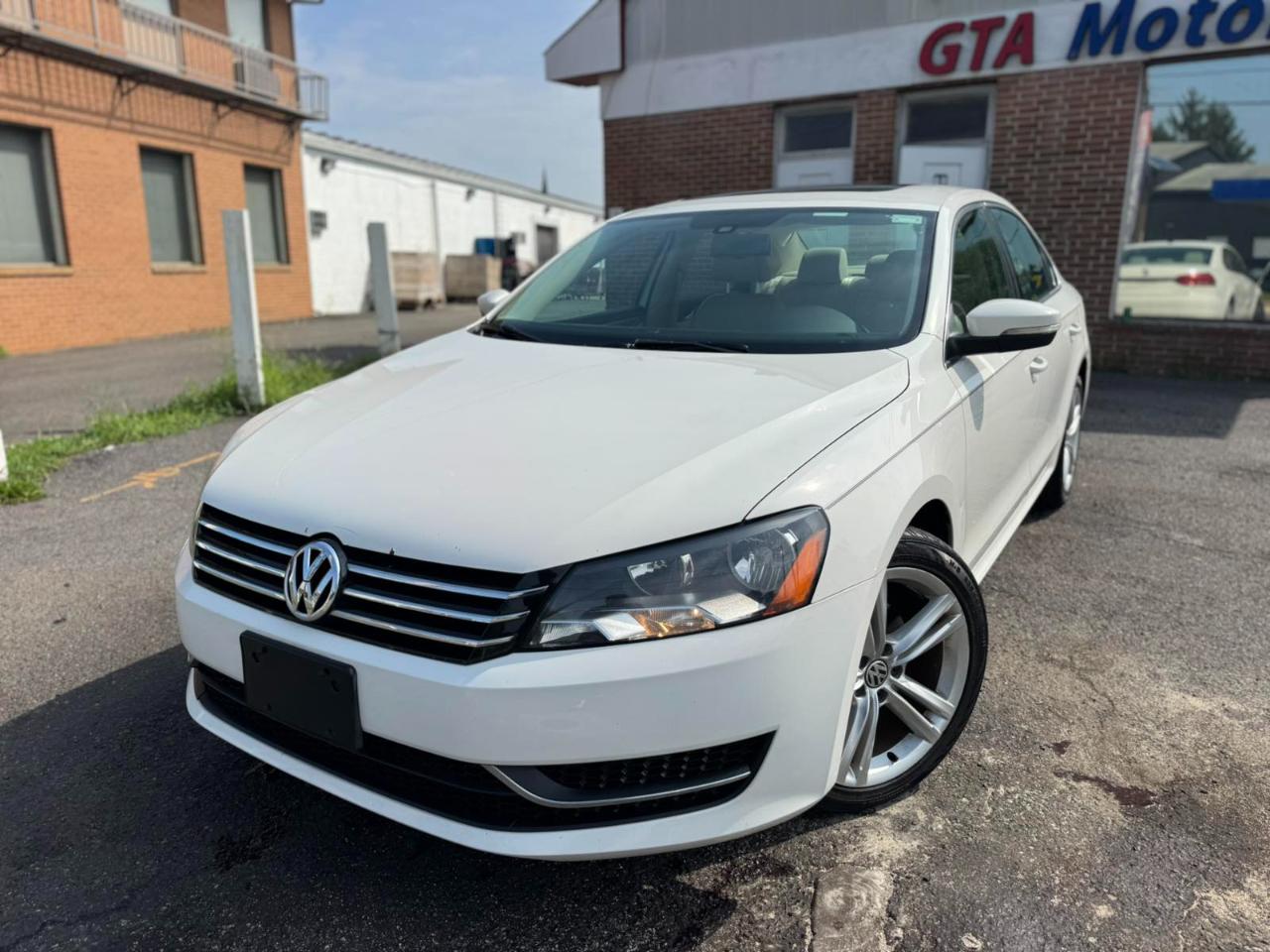 Volkswagen Passat 4dr Sdn 1.8T Auto SE w/Sunroof & Nav PZEV 2014