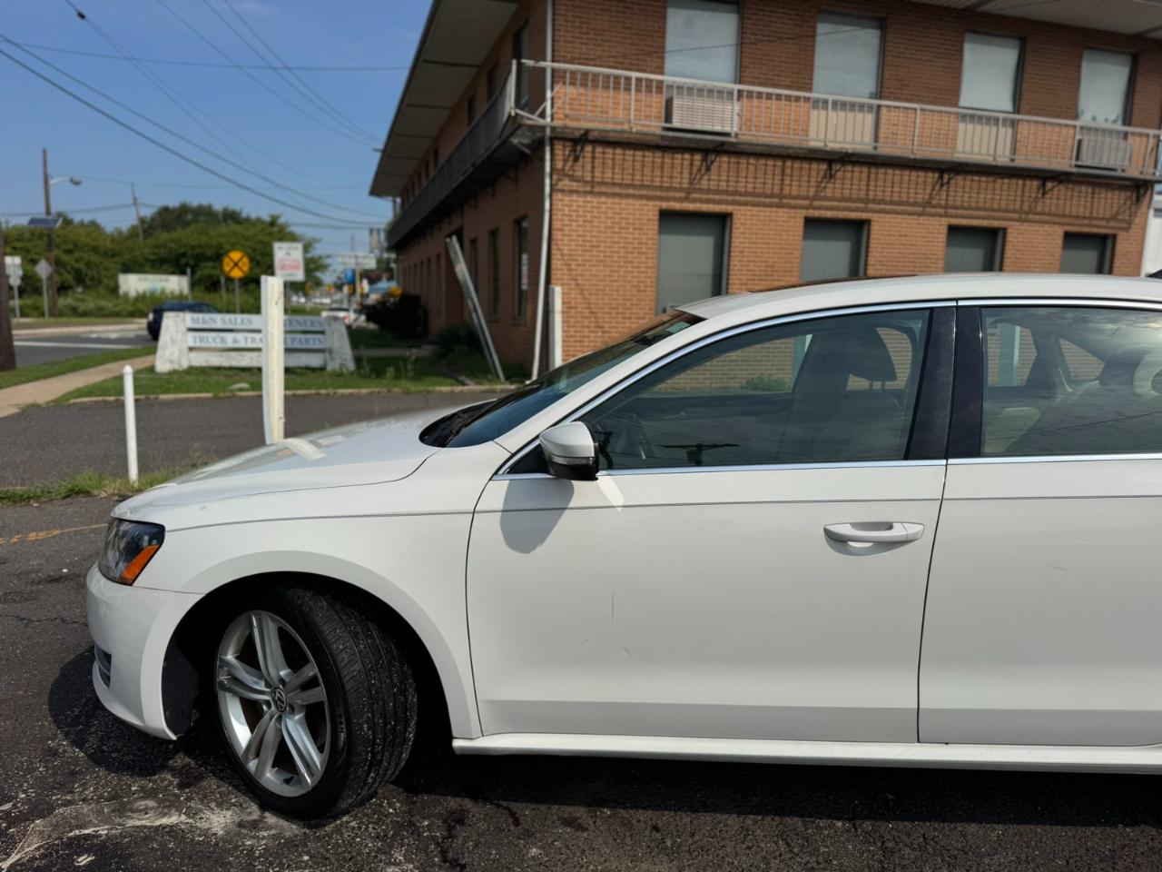 Volkswagen Passat 4dr Sdn 1.8T Auto SE w/Sunroof & Nav PZEV 2014